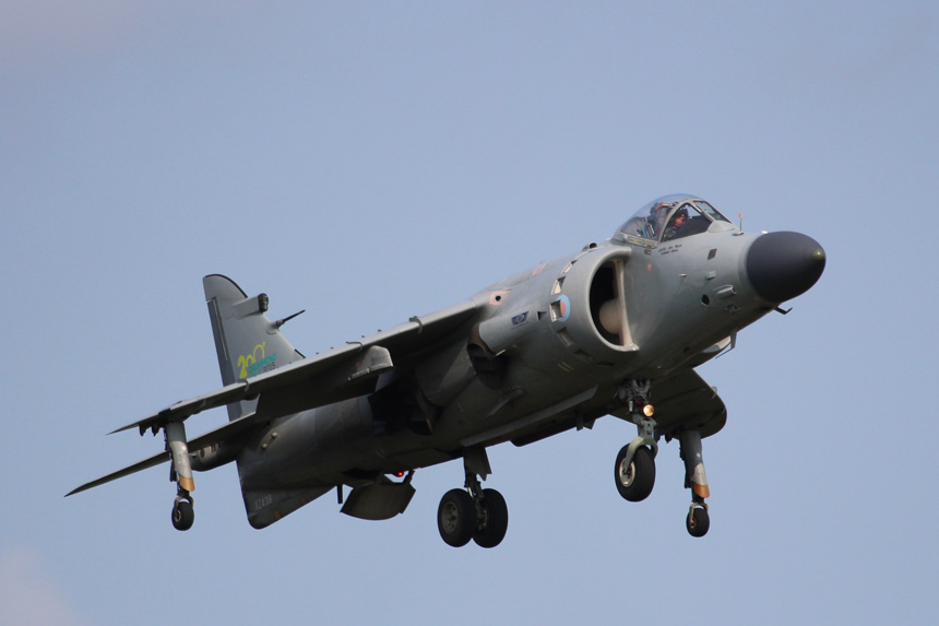 Ce Sea Harrier FA 2 nous démontre son vol stationnaire lors de ce spectacle. (Photo de George Couris)