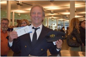 L'acteur Michel Côté, habillé en commandant Piché, était heureux de recevoir son billet d'embarquement. 