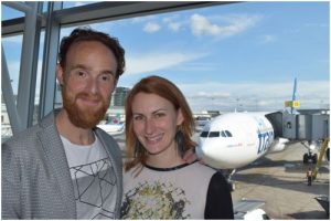 Deux amoureux bien connus, l'acteur Vincent Leclerc et l'actrice Mélanie Pilon avant l'embarquement dan le Airbus A-330 de Air Transat.