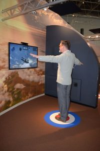 Le directeur du Musée, M. Chris Kitzan. Expérience de vol sur simulateur qui utilise la technologie de reconnaissance des mouvements.
